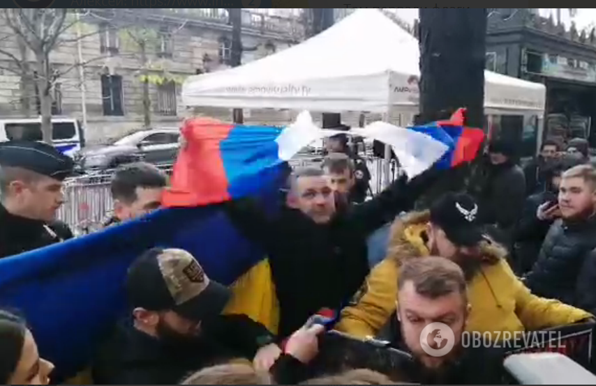 Ветераны АТО порвали флаги РФ и "ДНР" в Париже